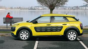 Quirky hatch takes on forebear's famous. Citroen C4 Cactus Autobild De