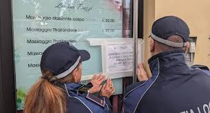 Seregno, centro massaggi a luci rosse: scoperte otto alcove dellamore.  Attività chiusa