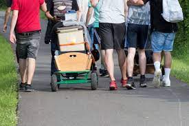 Was in den bundesländern erlaubt ist und was nicht teilen dpa/peter steffen/dpabild junge leute am vatertag mit bollerwagen, einkaufswagen. Vatertag Woher Kommt Die Tradition Mit Den Bollerwagen Und Co Gala De