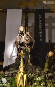 Según el relato tradicional, el soberano encontró una imagen de cristo en una casa del barrio sevillano de los humeros, donde los cristianos visigodos la habían ocultado siglos atrás para preservarla del avance musulmán. Sevilla Sabado Santo En La Hermandad Del Santo Entierro Diario De Pasion