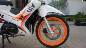Modifikasi motor supra x 125. Supra X Coba Baju Repsol Honda Sampai Pinjem Pelek Sonic Juga Semua Halaman Gridoto Com