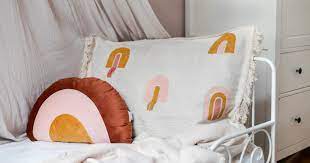 Ob kleine, runde teppiche, große, eckige perserteppiche oder ein teppich läufer. Studiovea Ikea Hack Diy Regenbogen Riesenkissen Aus Teppichen