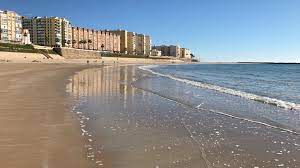 Der la caleta befindet sich direkt an der altstadt von cádiz ( © dw ). á… Cadiz Der Strand Playa Victoria Reisemagazin Holidaycheck