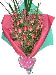 Vista superior del ramo de rosas en papel de regalo aislado sobre rojo. Imagenes De Cumpleanos Con Ramos De Rosas Novocom Top