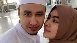 Saat itu kartika putri menuliskan kalimat syukur dengan gambar seperti bayi bergerak berukuran kecil di tengah fotonya. Sebelum Nikah Habib Usman Ajukan 10 Syarat Untuk Kartika Putri