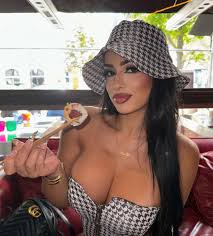 Car babe Nadia Khar shows off body with racy pics! - DailyBase.com - EN