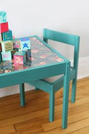 Er kann sich so zu unserer freude stundenlang alleine beschäftigen. 70 Ideen Wie Sie Tapetenreste Ganz Kreativ Verwerten Konnen Ikea Hacken Kinder Kinder Tisch Und Stuhle Kindertisch