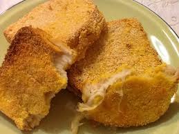 Passate i quadratini prima nel latte, bagnando bene anche i lati, poi nelle uova sbattute, infine nel pangrattato e disponeteli su una teglia rivestita con carta da forno. Mozzarella In Carrozza Al Forno