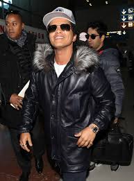 His father worked as a percussionist while her mother worked as a hula dancer. Shortest Celebs In Hollywood Gallery Wonderwall Com