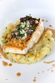 Filet De Cabillaud Grille Sur Puree De Pommes De Terre Et Celeri Sauce Au Vin Rouge Filet De Cabillaud Recettes De Cuisine Cuisine Poisson