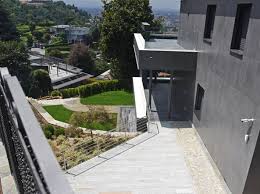 Villa moderna di design realizzata su un progetto dell'architetto raul vieira, in uno dei condo più esclusivi di estoril dotato d'impianto villa vista mare in vendita a estoril, portogallo. Ronaldo Sceglie La Collina Ecco La Residenza Torinese Dell Asso Portoghese Corriere It