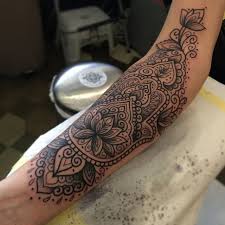 Pin Von Yasemin Auf Tatoos Pfauenfeder Tattoo Tattoo Vorlagen Frauen Tattoo Ideen