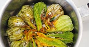 Fleurs De Courgettes Farcies A La Cretoise Vegetarienne 1 2 3 Degustez Fleur De Courgette Farcie Courgettes Farcies Recette Fleur De Courgette