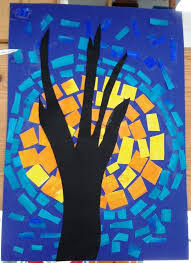 Kinder Aus Der Grundschule Gestalten Ein Bild Schwarzer Baum Im Hintergrund Ein Mond Kunst Fur Grundschuler Kunst Grundschule Kunststunden