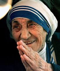 Fue en 2006 cuando el papa francisco decidió canonizar a la madre teresa de calcuta, religiosa de origen albanés, naturalizada india, que es considerada hasta nuestros días como una de las religiosas más destacadas y devotas en todo el mundo, mujer que el día de hoy cumpliría 111 años. Teresa De Calcuta De Madre A Santa La Verdad