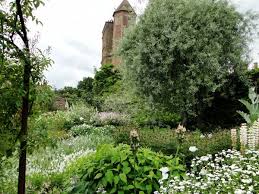Garden Tour Sissinghurst Castle Garden In 2020 White Gardens Castle Garden Famous Gardens
