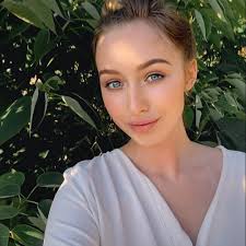 Hi! I'm Anna, 24 years old. I'm easy-going and passionate. I love to read  and draw. My dream partner is a man who knows how to make a woman happy. 🥰  Could