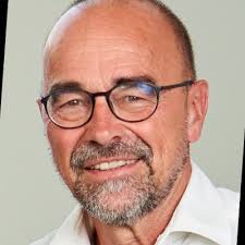 Karsten Stahl presents Burkhard Pinnekamp with a thank you plaque from his  friends