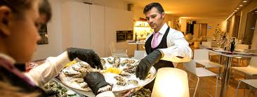 Potresti imparare anche a cucinare. Uno Chef A Domicilio Per Preparare La Tua Cena Di Pesce