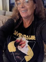 Hi, Dullies. I am ill, knocked out by a Covid infection since a few days. I  just want to lay in bed all day. But there is one thing totally disturbing  this