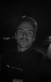 Skal du have hjælp til salget så tag fat i Rasmus Rasmus er 26 år gammel og  bor i Næstved sammen med sin forlovede, Josephine, og deres lille søn, Elliot.  Han er