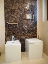Il nostro viaggio all'interno del suggestivo e vastissimo universo dei rivestimenti in marmo per bagno non poteva che iniziare dalle varietà bianche, come il marmo di carrara, che sono anche tra le più richieste e versatili. Tporte Da Interni Cuneo Bagni In Marmo Cuneo Lavabi Moderni Cuneo Offerta Per Lavabo Moderno Cuneo