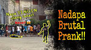 Nadapa Brutal Prank! sa maraming tao - YouTube