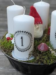 Der adventskranz ist bis heute ein fester bestandteil der vorweihnachtlichen zeit. Diy Gugelhupf Adventskranz Mit Selbstbedruckten Kerzen Lavendelblog