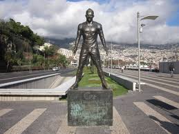 A statue of cristiano ronaldo was unveiled on sunday in madeira, portugal, the island where the star soccer player grew up. Bild Ronaldo In Madeira Am Hafen Zu Cristiano Ronaldo Statue In Funchal