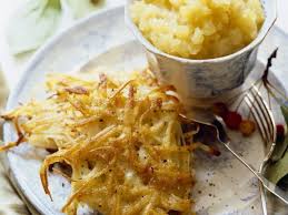 Kartoffelpuffer Mit Apfelmus Auf Judische Art Rezept Judische Rezepte Rezepte Lebensmittel Essen