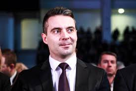 Il a travaillé comme professeur d'histoire pendant une courte période1, après quoi il exerce pendant quelques années. Vona Gabor Durvan Nekiment Gyurcsany Ferencnek