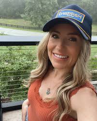 Amanda Kate's Instagram, Twitter & Facebook