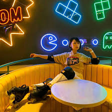 30 個讚 0 則留言 instagram 上的 佩姬小姐有氣無力l 斜槓 0808brigitte 美式溫暖復古色調 超級復古溜冰場 對於一個不會溜冰的人來說 這裡是個最佳體驗場所 進到這裡被霓虹裝潢吸引 彷彿來到7 8零年 neon signs photo retro vintage