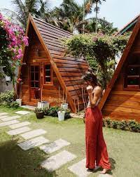 Taman di rumah ternyata memiliki fungsi yang lebih dari jalan setapak ini bisa berupa motif keramik hingga aplikasi papan kayu untuk sentuhan alami yang indah. 9 Desain Rumah Kayu Minimalis Klasik Dan Mewah Rumah123 Com