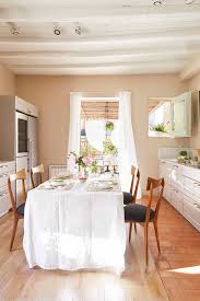 Uno de los colores de moda para esta temporada de 2021, una cocina como esta donde todas las paredes se encuentran pintadas de este tono verde azulado tan intenso una opción acertada para una cocina entre tradicional y modernista. Los Mejores Y Peores Colores Para Pintar Tu Cocina
