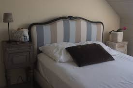 lit louis xv rayures clarke clarke donne une touche de fraicheur a cette chambre atelier de stephanie savenay restaurer meuble mobilier de salon lit