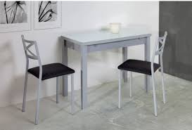Office de cocina con dos sillas plegables, mesa y estantes debajo del sobre para almacenar objetos. Mesa De Cocina Plegable Reflex Parreno Marmoles Goama