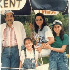 Kareena And Karishma Kapoor With Parents Babita And Randhir Kapoor Bollywood Couples Bollywood Celebrities Bollywood Actress