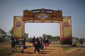 Liebe festivalbesucherinnen, treue nova das bedeutet, dass das nova rock festival 2020 aufgrund der tragischen covid19 pandemie nicht stattfinden darf und somit abgesagt ist. Nova Rock Abgesagt 2021 Kein Festival Auf Den Pannonia Fields Ii Neusiedl Am See