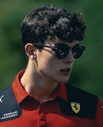 今天的主角是我們Ollie熊！🐻 Oliver James Bearman 也就是Ollie、歐哩、小熊、熊人2005/05/08  出生於英國倫敦（貨真價實London boy啊啊啊他現在才19歲欸）  我們歐哩第一次接觸卡丁車的時候才六歲～當時是因為媽媽和舅舅的關係（聽說舅舅常邀功說自己是第一個帶他開卡丁車 ...