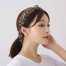 Nagy piros, kék és fehér kockás sál, női kesztyű szett, poliészter  anyagból, háromszög alakú kivitelben