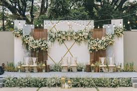 Dekorasi pelaminan sederhana di rumah sempit untuk acara akad nikah pernikahan atau lamaran yang memiliki tema rustic dan minimalis tentunya yang bisa di buat sendiri karena dekor nya yang simpel. Mempelai Wajib Tahu Tren Dekorasi Pernikahan 2021 Idewedding