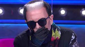 Era cristiano malgioglio, divo intercontinentale e artista del songwriting e della coiffure. Video Malgioglio Banana