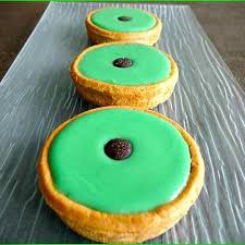 Carac Is A Traditional Chocolate Filled Tart Topped With Ganache And Green Icing It Is One Of The Most Common Swiss Pastries Swiss Recipes Swiss Desserts Food
