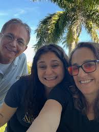 A Florida (and Hawaii) style Christmas this year. Warm sun & bright lights  under the palms! 🌴