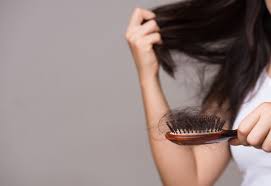 Rontoknya rambut tak jarang menjadi momok yang sangat menakutkan, terutama bagi para wanita. 8 Alasan Dan Solusi Bagi Rambut Rontok Parah Sejak Pandemi
