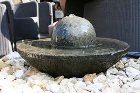 Hier Haben Wir Eine Flache Steinschale 50cm Durchmesser Mit Einer Gebohrten Steinkugel Kombiniert Die Pumpe Liegt Darunter Pflanzkubel Steinschale Pflanzen