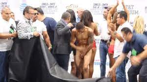 VIDEO Boxeador se queda al desnudo frente a las cámaras