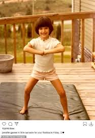 17 апреля, 1972 овен рост: Showbiz Jennifer Garner Is A Young Yogi With A Bowl Cut In Adorable Throwback Photo