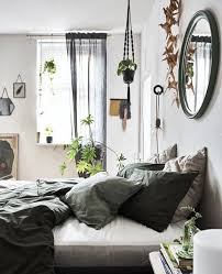 Ikea Deutschland Ein Schlafzimmer Mit Weissen Wanden Gruner Bettwasche Gulved Tagesdecke In Naturfarben Und Grune Bettwasche Bettwasche Schlafzimmer Zuhause